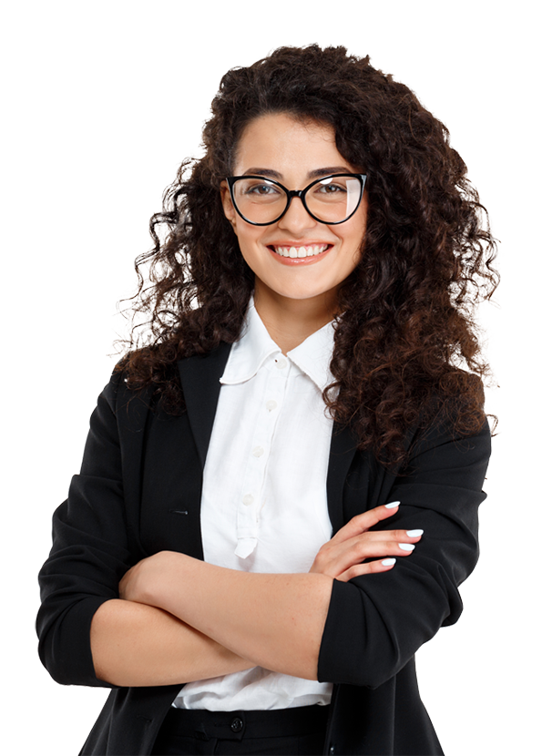 Uma bela mulher com cabelos longos e enrolados, utilizando óculos e terno preto com a camisa branca. Sorrindo com os braços cruzados.